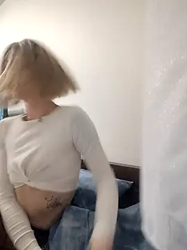 Snapshot of MadMadelin chatting on December 1, 2:05 am MadMadelin online show from December 1, 2:05 am