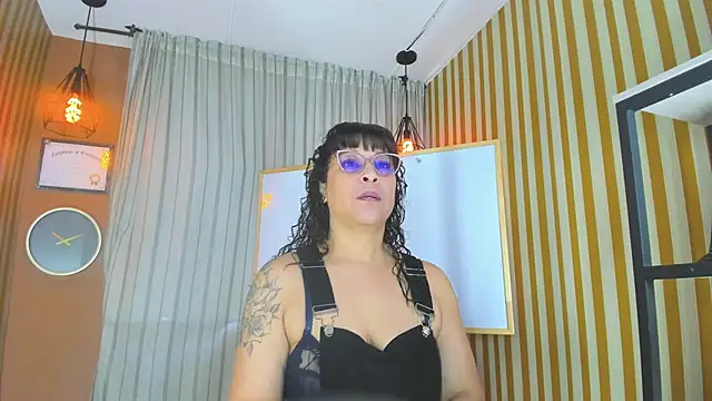 Snapshot of Jenni_Zeller chatting on October 23, 12:15 pm Jenni Zeller online show from October 23, 12:15 pm