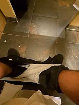 Snapshot of maxelbueno chatting on November 1, 8:33 pm maxelbueno online show from November 1, 8:33 pm