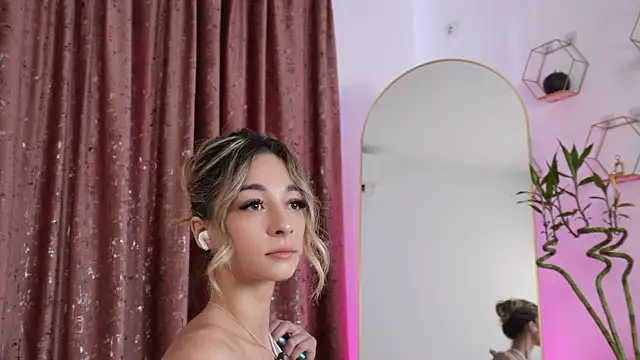 PetiteAlien online show from August 6, 6:48 am