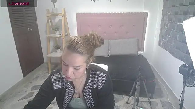 Dulce  Lovee online show from December 2, 1:28 pm