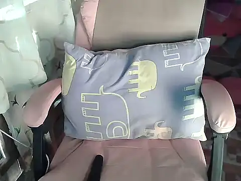 Snapshot of Sweet_Asian25 chatting on December 12, 11:03 pm Sweet Asian25 online show from December 12, 11:03 pm