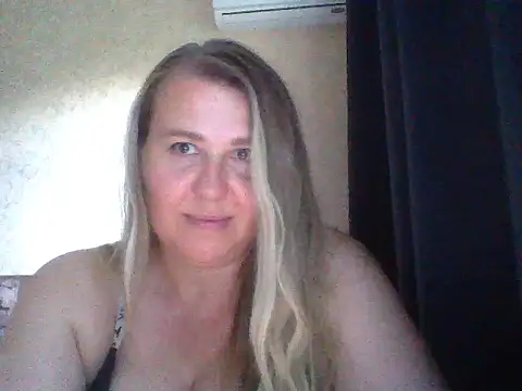 Snapshot of Solinaa chatting on July 4, 4:35 pm Solinaa online show from July 4, 4:35 pm