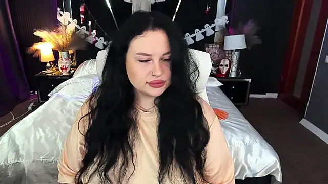 Snapshot of SerahMirabeli chatting on November 1, 8:33 pm SerahMirabeli online show from November 1, 8:33 pm