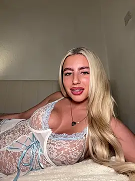 Snapshot of BlondeBetty chatting on April 4, 5:21 pm BlondeBetty online show from April 4, 5:21 pm