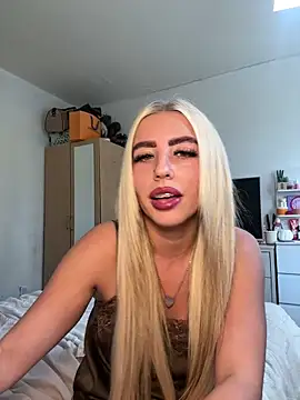 Snapshot of BlondeBetty chatting on April 14, 11:05 am BlondeBetty online show from April 14, 11:05 am
