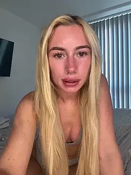 Snapshot of SexySaraxxoo chatting on May 27, 9:28 am SexySaraxxoo online show from May 27, 9:28 am