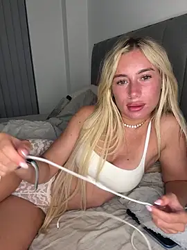 Snapshot of SexySaraxxoo chatting on June 16, 9:28 pm SexySaraxxoo online show from June 16, 9:28 pm