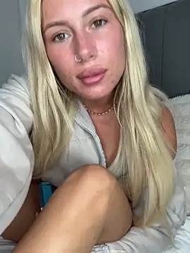 Snapshot of SexySaraxxoo chatting on July 26, 5:09 pm SexySaraxxoo online show from July 26, 5:09 pm