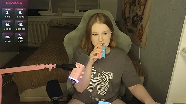 Snapshot of OliviaBlade chatting on October 18, 1:56 pm OliviaBlade online show from October 18, 1:56 pm