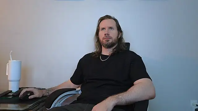 Snapshot of AlbinoAdonis chatting on May 7, 1:55 am AlbinoAdonis online show from May 7, 1:55 am