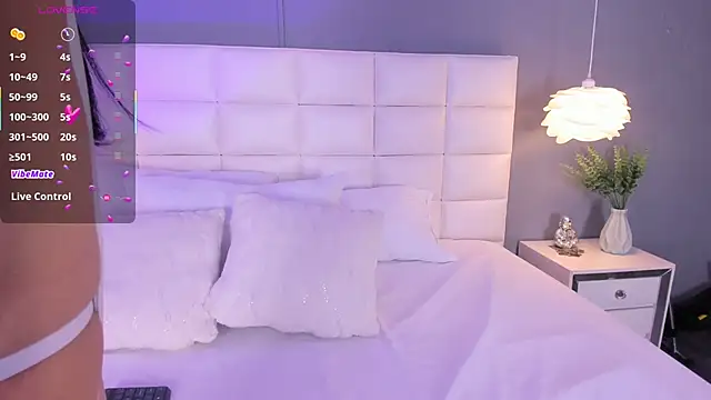 LunaBloomn online show from April 21, 5:06 pm