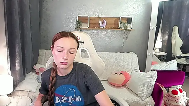 Snapshot of FoxyMayy chatting on October 28, 2:31 pm FoxyMayy online show from October 28, 2:31 pm