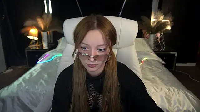 Snapshot of FoxyMayy chatting on November 12, 2:39 pm FoxyMayy online show from November 12, 2:39 pm