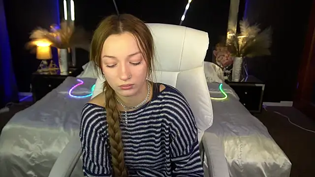 Snapshot of FoxyMayy chatting on November 20, 2:17 pm FoxyMayy online show from November 20, 2:17 pm