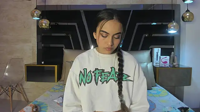 Leslie Bussh  online show from October 29, 8:10 pm