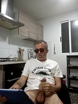 Snapshot of EmilioTaladdro chatting on May 1, 7:51 pm EmilioTaladdro online show from May 1, 7:51 pm