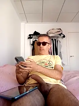 Snapshot of EmilioTaladdro chatting on May 11, 8:31 am EmilioTaladdro online show from May 11, 8:31 am