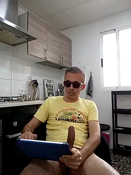 Snapshot of EmilioTaladdro chatting on May 12, 9:28 am EmilioTaladdro online show from May 12, 9:28 am