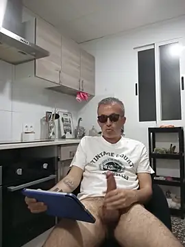 Snapshot of EmilioTaladdro chatting on May 19, 8:26 pm EmilioTaladdro online show from May 19, 8:26 pm