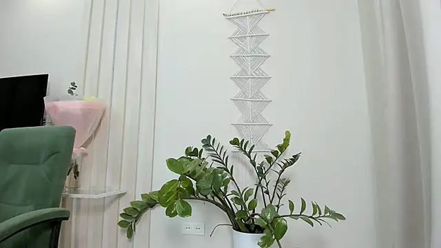 jamienyaam online show from December 18, 7:36 am