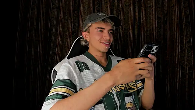 guynextdo0r online show from November 27, 11:29 pm