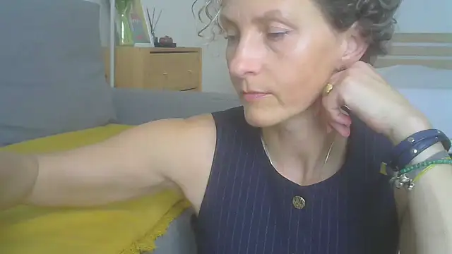 Snapshot of Sylira chatting on July 25, 12:47 pm Sylira online show from July 25, 12:47 pm