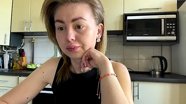 Snapshot of MartaLuna_ chatting on May 4, 8:32 am MartaLuna online show from May 4, 8:32 am