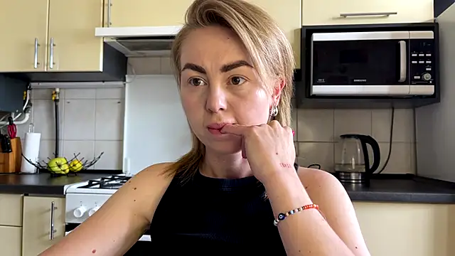 Snapshot of MartaLuna_ chatting on June 4, 8:42 am MartaLuna online show from June 4, 8:42 am