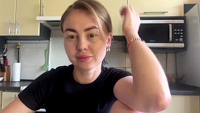 Snapshot of MartaLuna_ chatting on June 6, 9:58 am MartaLuna online show from June 6, 9:58 am