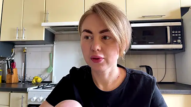 Snapshot of MartaLuna_ chatting on June 8, 6:36 am MartaLuna online show from June 8, 6:36 am