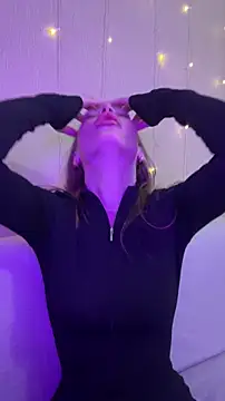 Elizabeth Tay online show from December 16, 5:51 pm