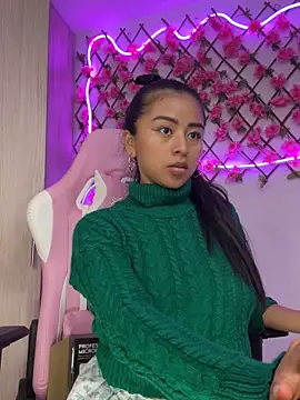 Snapshot of RaquelOficial chatting on October 17, 5:48 pm RaquelOficial online show from October 17, 5:48 pm