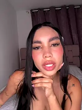 karolaalcendra online show from October 24, 4:31 am