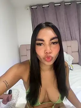 karolaalcendra online show from October 28, 5:11 am