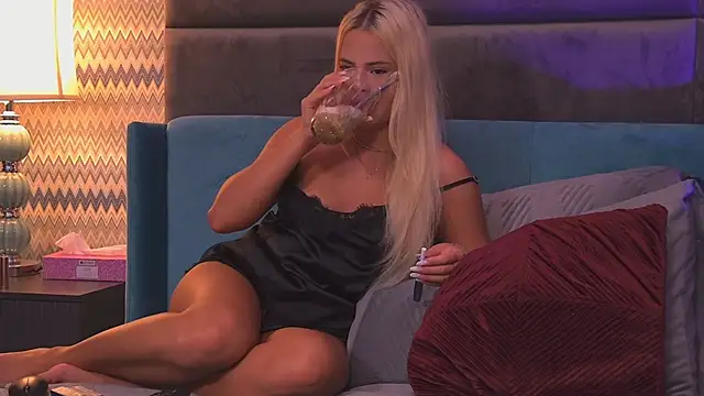 Snapshot of YssabelFox chatting on September 23, 3:42 am YssabelFox online show from September 23, 3:42 am