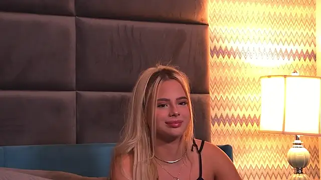 Snapshot of YssabelFox chatting on October 7, 3:25 am YssabelFox online show from October 7, 3:25 am