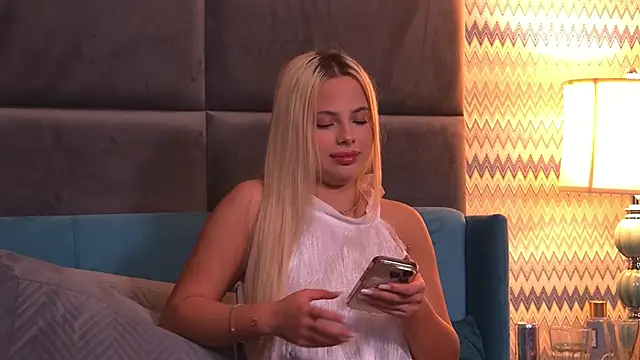 Snapshot of YssabelFox chatting on October 12, 3:16 am YssabelFox online show from October 12, 3:16 am