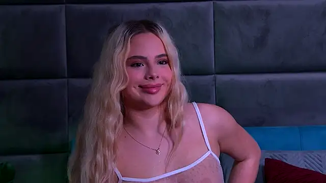 Snapshot of YssabelFox chatting on November 22, 3:55 pm YssabelFox online show from November 22, 3:55 pm