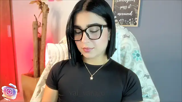 Snapshot of val_varago chatting on August 6, 4:25 am val varago online show from August 6, 4:25 am