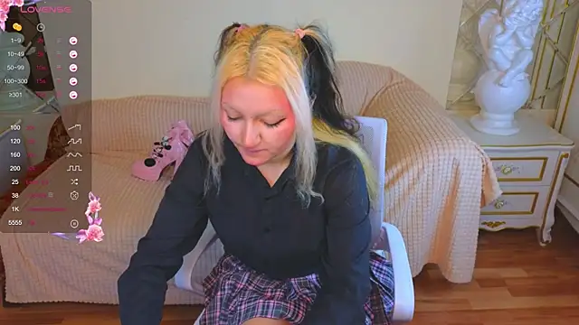 JuicyLullu online show from November 15, 11:40 am