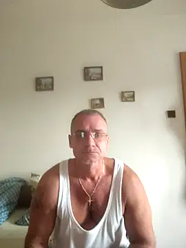 Snapshot of chcem1975 chatting on September 16, 7:42 am chcem1975 online show from September 16, 7:42 am