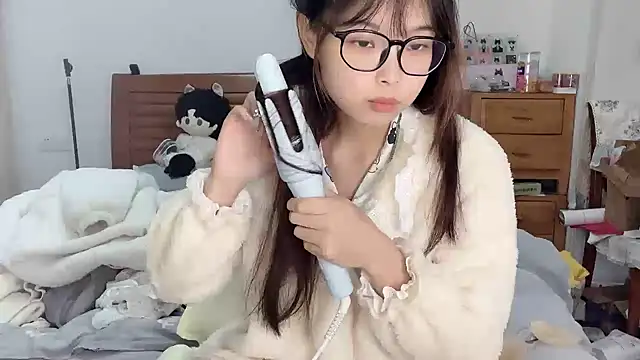 Snapshot of Akong11 chatting on November 24, 2:33 am Akong11 online show from November 24, 2:33 am