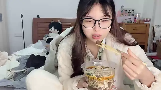 Snapshot of Akong11 chatting on November 25, 2:44 am Akong11 online show from November 25, 2:44 am