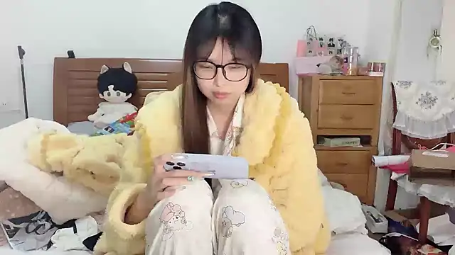 Snapshot of Akong11 chatting on December 5, 2:31 am Akong11 online show from December 5, 2:31 am