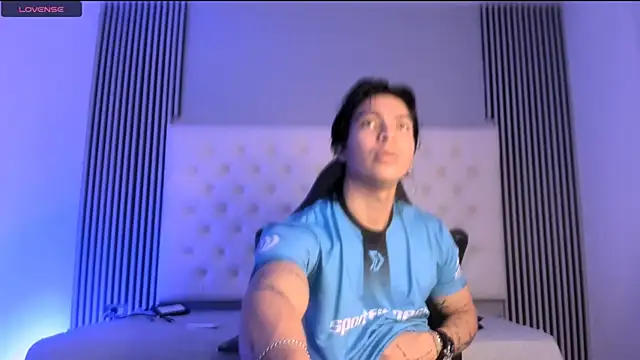 Snapshot of toji_luxxer chatting on November 26, 4:24 am toji luxxer online show from November 26, 4:24 am