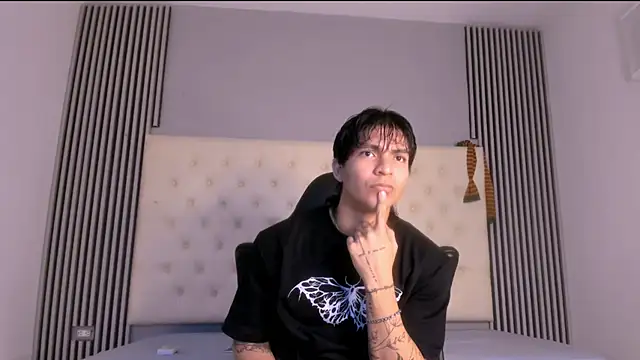 Snapshot of toji_luxxer chatting on November 28, 8:44 pm toji luxxer online show from November 28, 8:44 pm