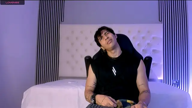 Snapshot of toji_luxxer chatting on December 3, 4:09 am toji luxxer online show from December 3, 4:09 am