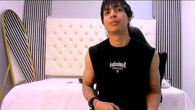 Snapshot of toji_luxxer chatting on December 5, 3:48 am toji luxxer online show from December 5, 3:48 am