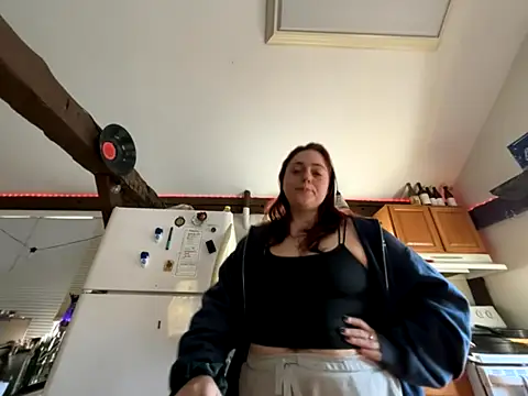 Snapshot of PeridotPrincessOfficial chatting on November 6, 6:53 pm PeridotPrincessOfficial online show from November 6, 6:53 pm